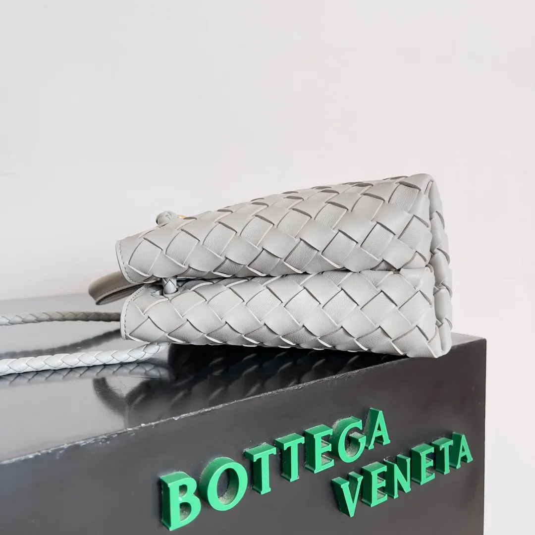 The 2023 new Andiamo batch of 1860 BV has been shipped‼ ️Really popular🔥The new Andiamo woven handbag launched by Bottega Veneta this season is really popular all over the world! ! Celebrities at home and abroad have worn it, and Oscar-winning actress Michelle Yeoh has taken it out on the street. Song Jia, Trai Yara, Yu Feihong, Sanji Ayaka, Rosie Hunting-Whiteley, Yoshioka Riho, etc. have all picked up this bag. It is classic and versatile, showing off its temperament, and the bag capacity is also large, which is very convenient for daily commuting! ! A variety of carrying methods, the shoulder straps can be adjusted by yourself, the original lambskin feels soft and delicate, and the neutral style is made to break gender boundaries and bring a more practical and longer-lasting use experience. Andiamo, which has both elegant and casual styles, perfectly interprets the true appearance of "fashionable old money style". Style number: 743568 Size: 25*22*10.5cm